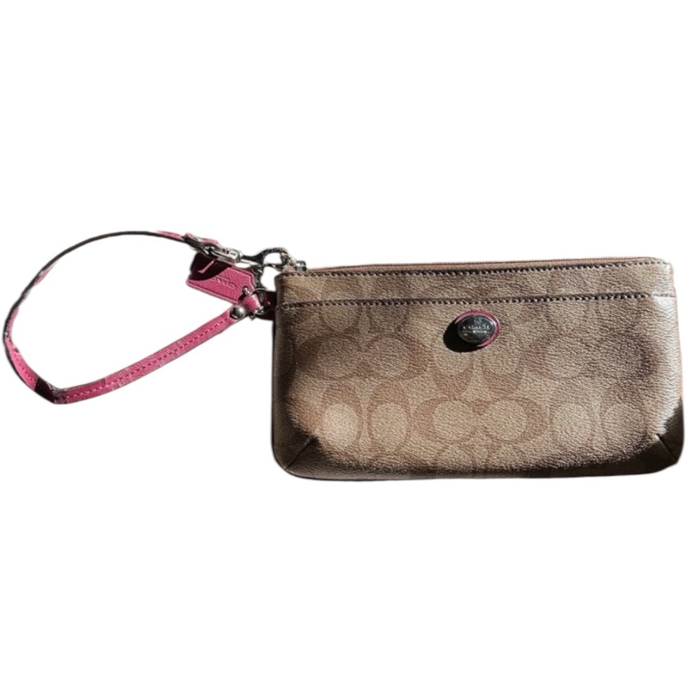 Coach Payton Signature C Go-Go Wristlet. Strap has some cracking. Original Tag